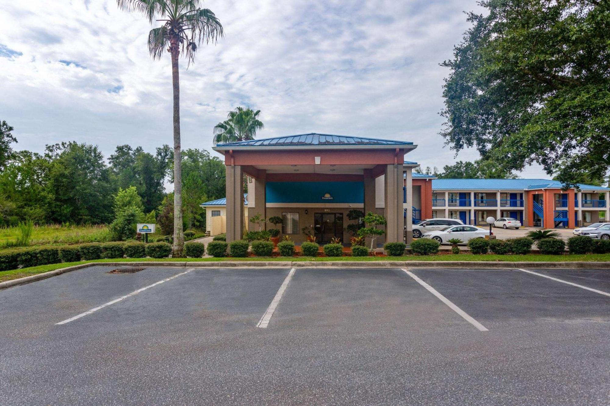 Days Inn By Wyndham Чипли Екстериор снимка